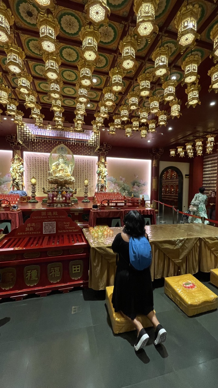 Altar dourado dentro do Buddha Tooth Relic Temple em Singapura