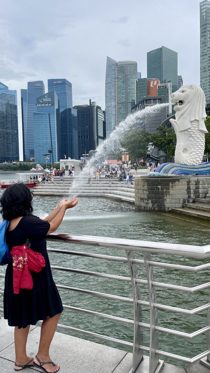 Merlion com Marina Bay Sands ao fundo em Singapura