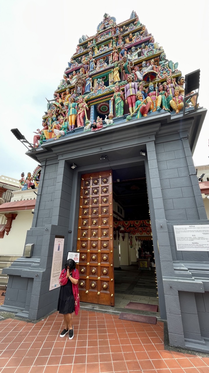 Detalhe das esculturas do Templo Sri Mariamman em Singapura